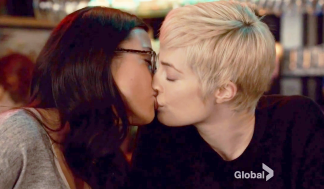 Lesbian lex. Лесбийские поцелуи с языком. Лесбийский глубокий поцелуй. Лесбийский поцелуй гиф. Групповой лесбийский поцелуй.